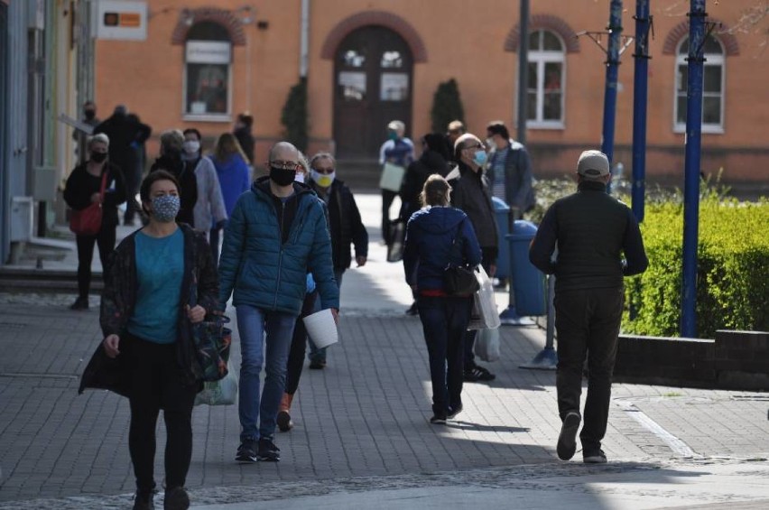 Od soboty wraca obowiązek noszenia maseczek. Cała Polska w żółtej strefie