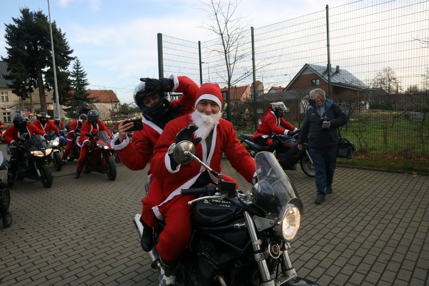 Prezenty od Mikołajów na motocyklach w Legnicy