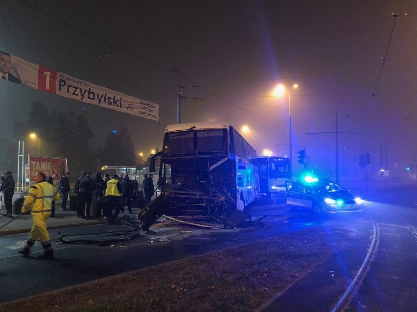 Groźnie wyglądająca kolizja autokaru przy ul....