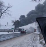 Pożar w Lutogniewie. Utrudnienia na krajówce [ZDJĘCIA]