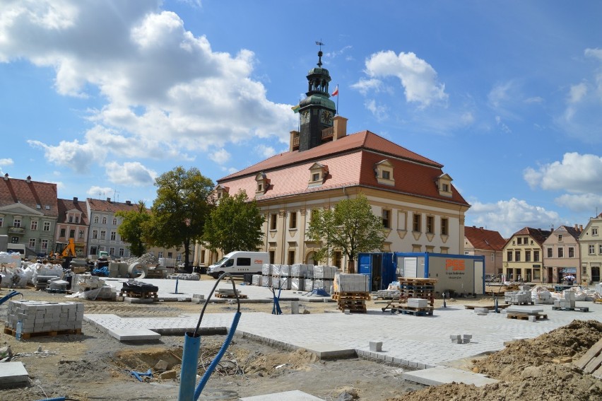 Rawicz. Gmina nie przyjęła od wykonawcy małej architektury, która ma stanąć na rynku po rewitalizacji. Długa lista niedociągnięć