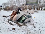 Wypadek na drodze nr 713 w Gawronach (gmina Sławno). Kierowca opla był pijany. ZDJĘCIA