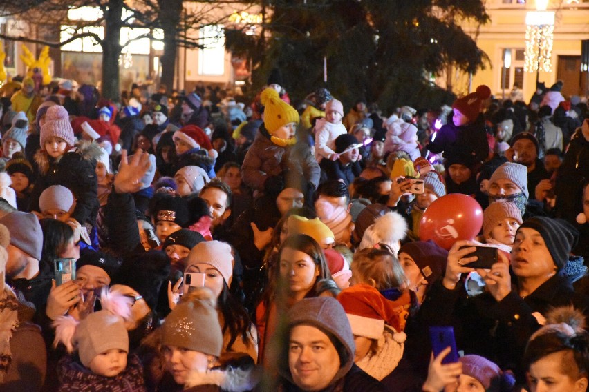 Mikołajki 2021. Iluminacje świąteczne rozbłysły! Na wolsztyńskim Rynku zebrały się tłumy mieszkańców