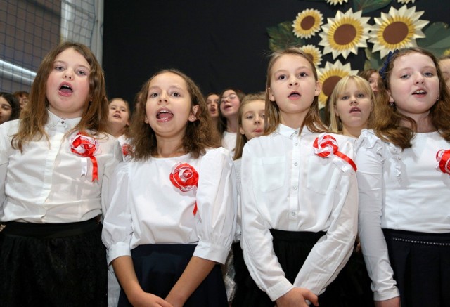 Szkoła Podstawowa nr 8 imienia Wojska Polskiego w Kielcach, świętuje w tym roku jubileusz 70-lecia istnienia. Z tej okazji przygotowano uroczystą akademię. Otworzono też Izbę Pamięci. Na gości czekał także tort.

Zobacz kolejne zdjęcia z uroczystości.