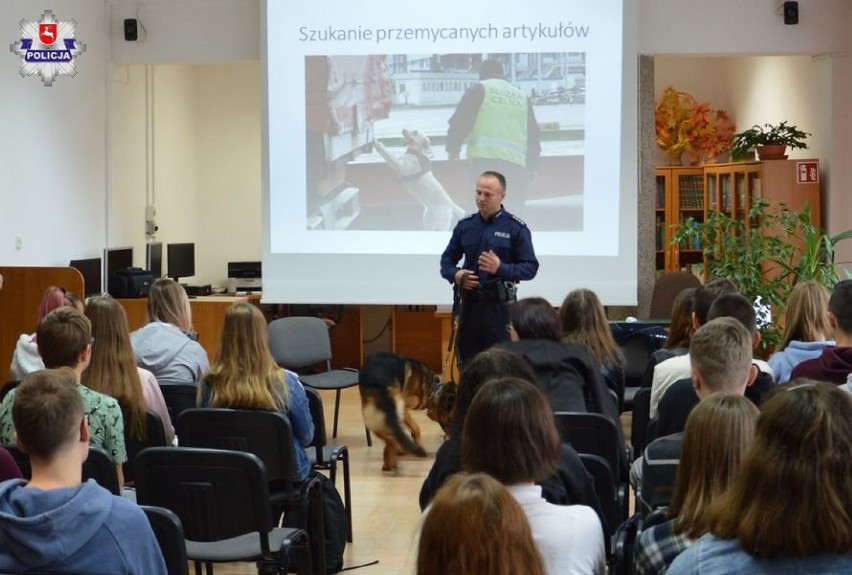 Policyjny pies Nilo odwiedził uczniów biłgorajskiego liceum