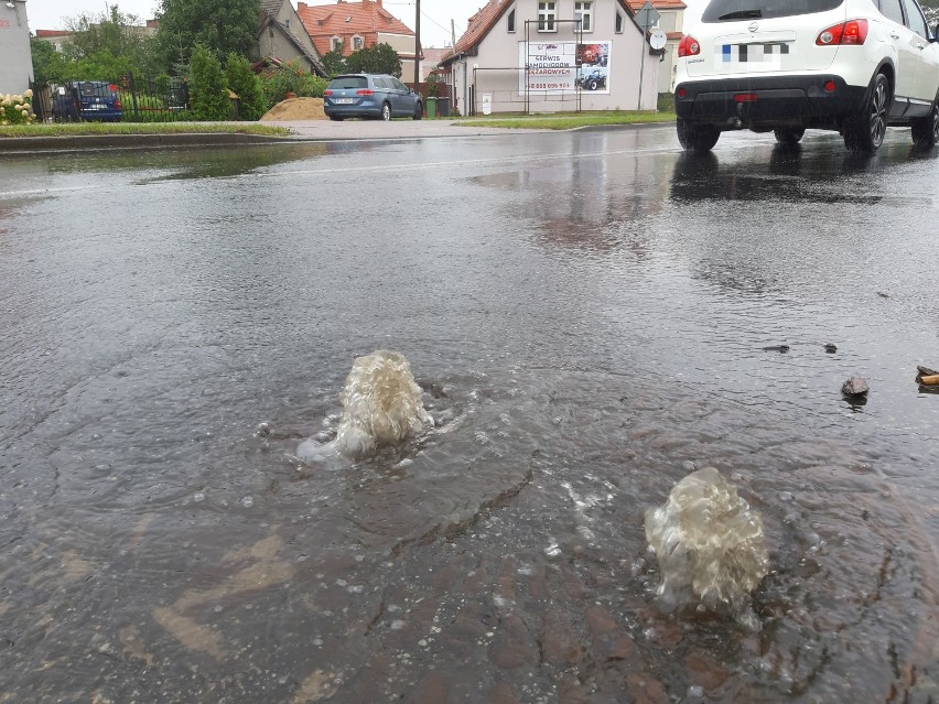 Woda wybijająca ze studzienki na ulicy Pilskiej w Szczecinku