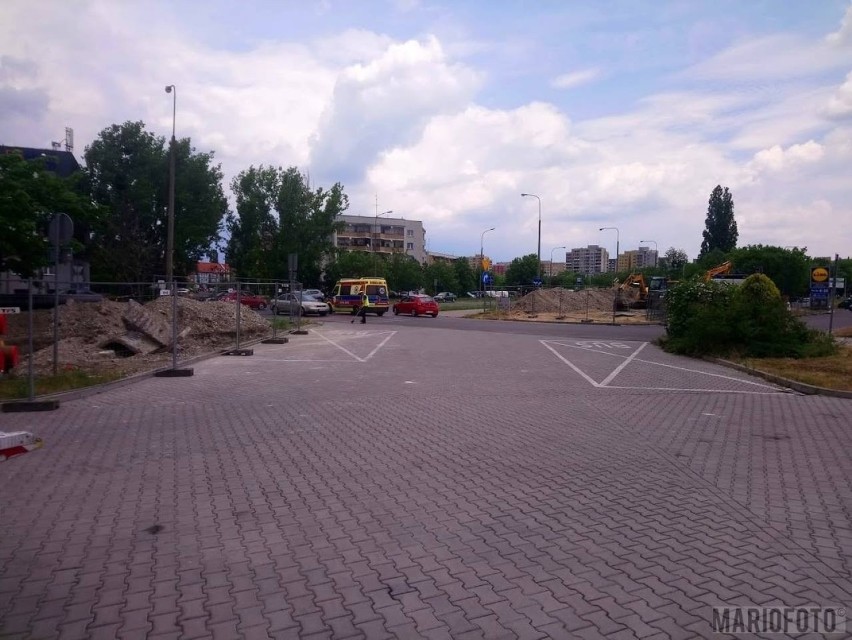 Wypadek w Opolu. Kierowca hyundaia potrącił pieszą przechodzącą przez pasy na wjeździe do sklepu Lidl przy ul. Okulickiego