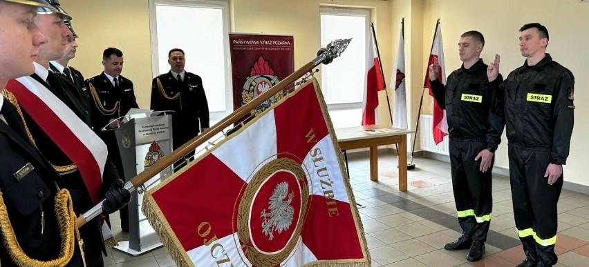 Strażacy Kamil Fodymski oraz Artur Garula złożyli ślubowanie...