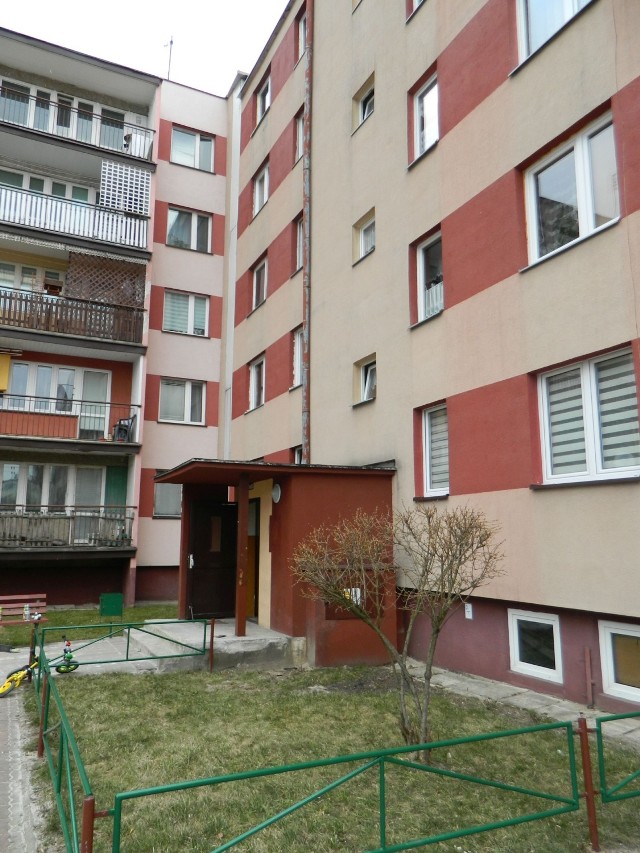 Blok numer 8E przy ulicy Tysiąclecia w Nisku, gdzie przez „piekielnego sąsiada”  z pijackiej meliny cierpią lokatorzy