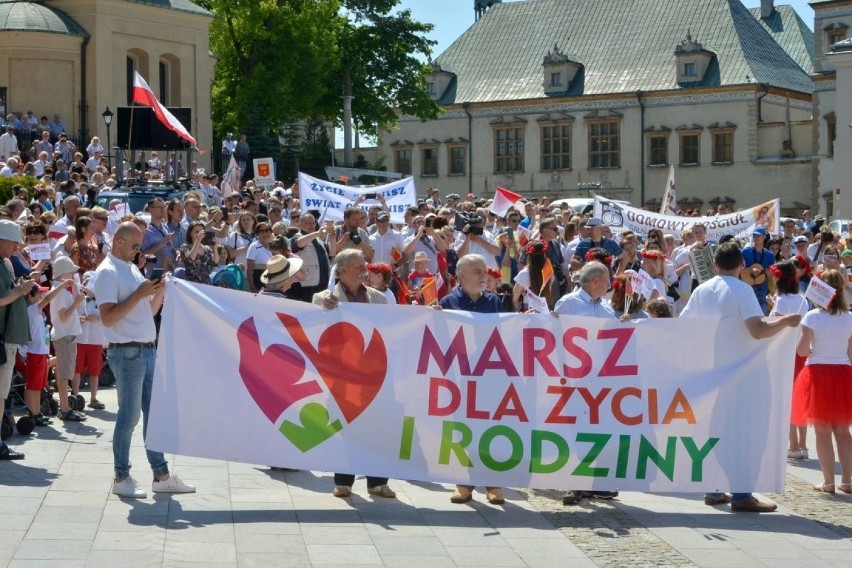Marsz dla życia i rodziny w Kielcach. Szły trzy tysiące ludzi! [ZDJĘCIA, WIDEO]