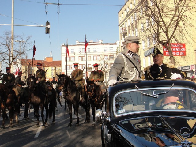Marszałek J&oacute;zef Piłsudski w stylowej limuzynie na czele pochodu. Fot. Małgorzata Osowiecka