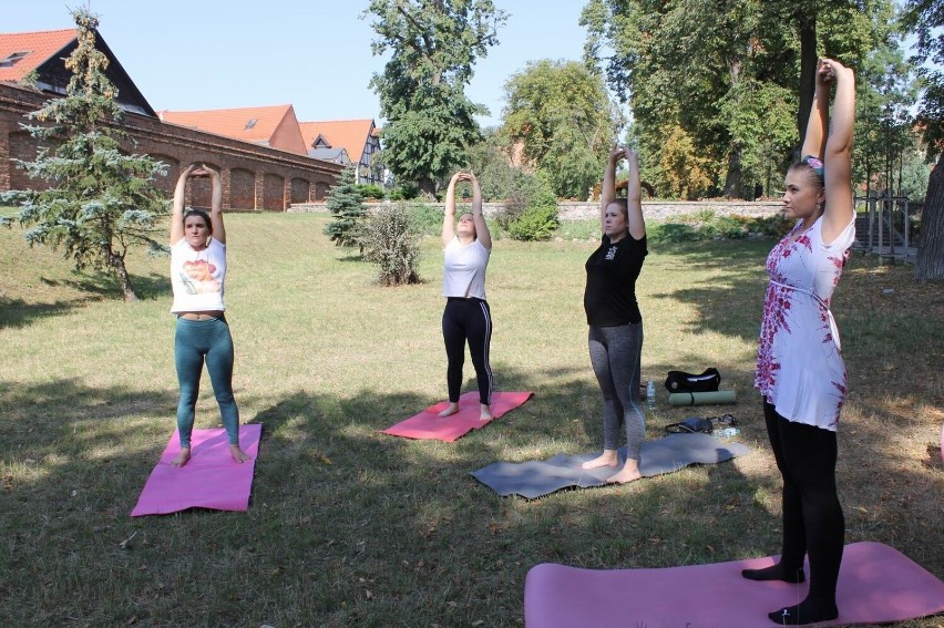 Jak ją ćwiczyć jogę  grupie mieszkanek Chełmna...