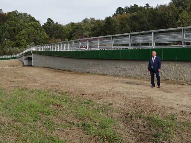 Jan Pączek przy nowym moście.