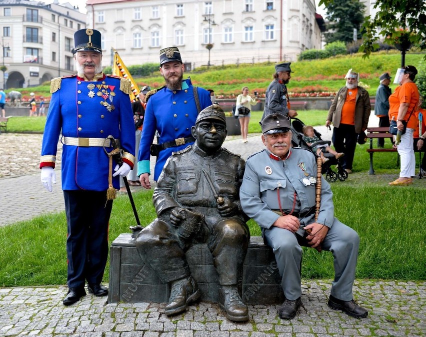 Fani Szwejka opanowali Przemyśl. Trwają 23. "Galicyjskie" Manewry Szwejkowskie [ZDJĘCIA]