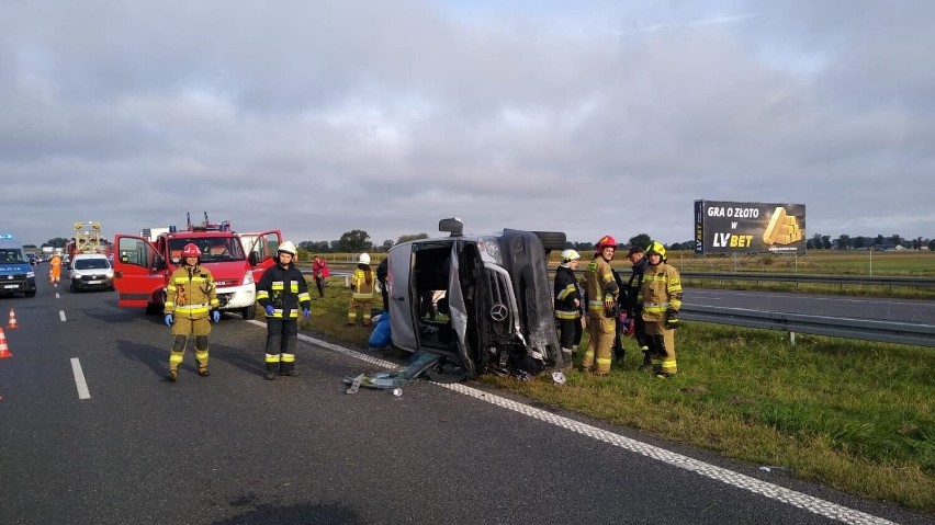 Groźny wypadek busa na autostradzie A2 w Łódzkiem. 4 osoby ranne, w tym 2 dzieci FOTO