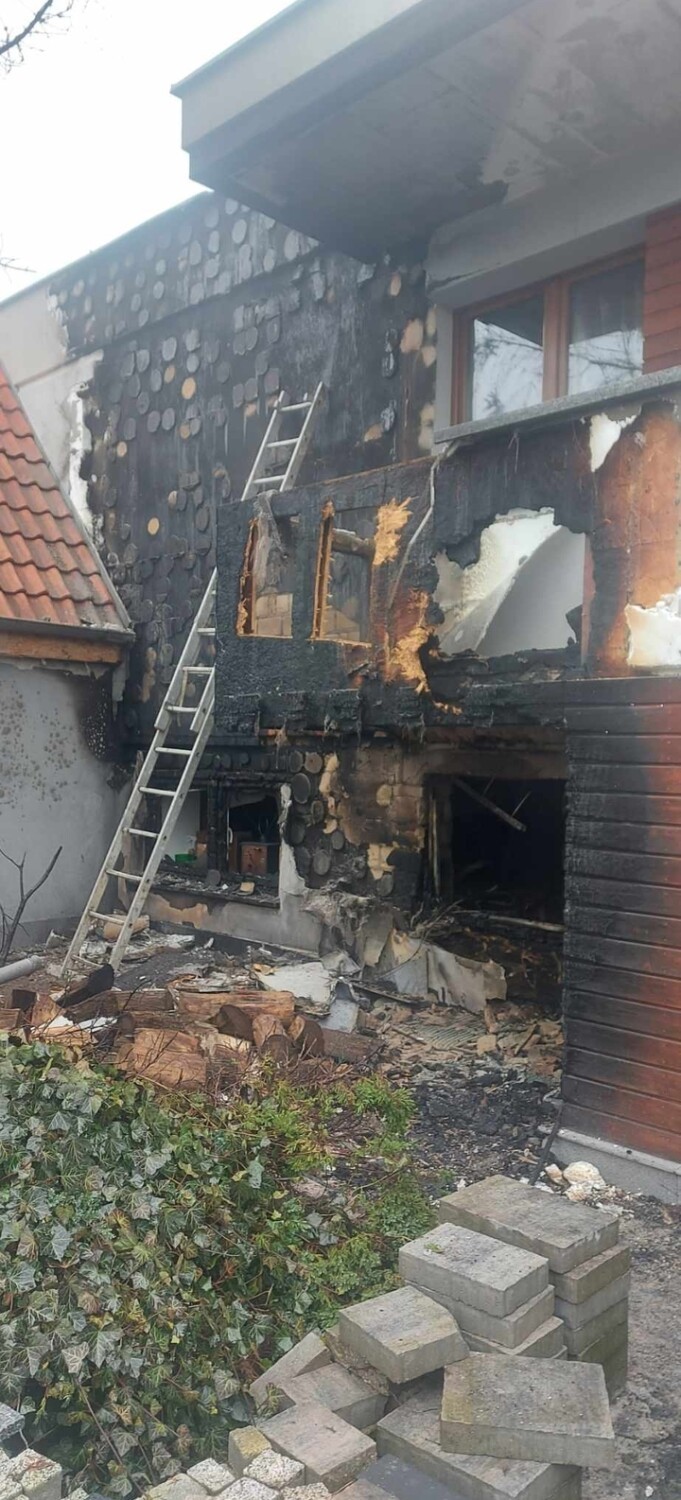 Trwa zbiórka pieniędzy dla rodziny, której dom uległ zniszczeniu przez wybuch przyłącza gazu w Kowanówku. Pożar wywołał ogromne zniszczenia