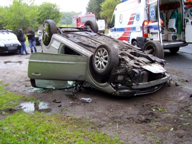 Kobieta z dzieckiem dachowała Oplem. Jadący od strony Podgaj Opel Astra, kierowany przez kobietę wypadł z jezdni i dachował. Pojazdem podróżował również ośmioletni chłopiec.

Zobacz więcej: Kobieta z dzieckiem dachowała Oplem