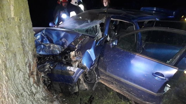 Kiedy strażacy z OSP w Unisławiu prowadzili akcję ratunkową w Gołotach, gdzie kierowca uderzył w drzewo, ktoś ich okradł