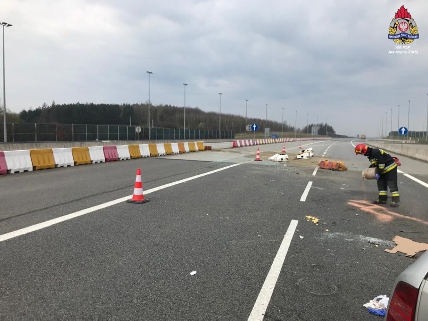 Wypadek na A1 w Gorzyczkach: skoda octavia wpadła w poślizg....
