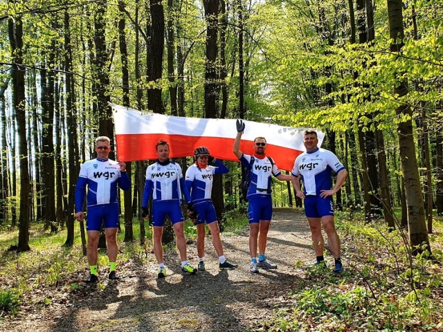 Rowerzyści z Grójca w poniedziałek 2 maja zameldowali się w Czechach. Pamiętali o Dniu Flagi Rzeczpospolitej Polskiej.