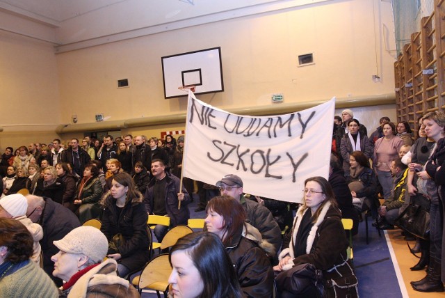 Tak protestowali rodzice z Darłowa. Oni szkołę uratowali tworząc placówkę społeczną