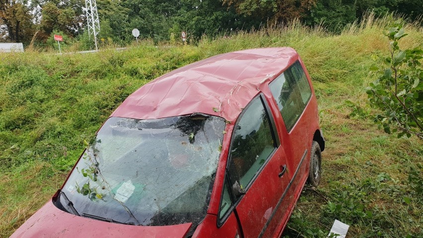 Groźny wypadek w Olszowej na drodze wojewódzkiej nr 426. Samochód spadł ze skarpy