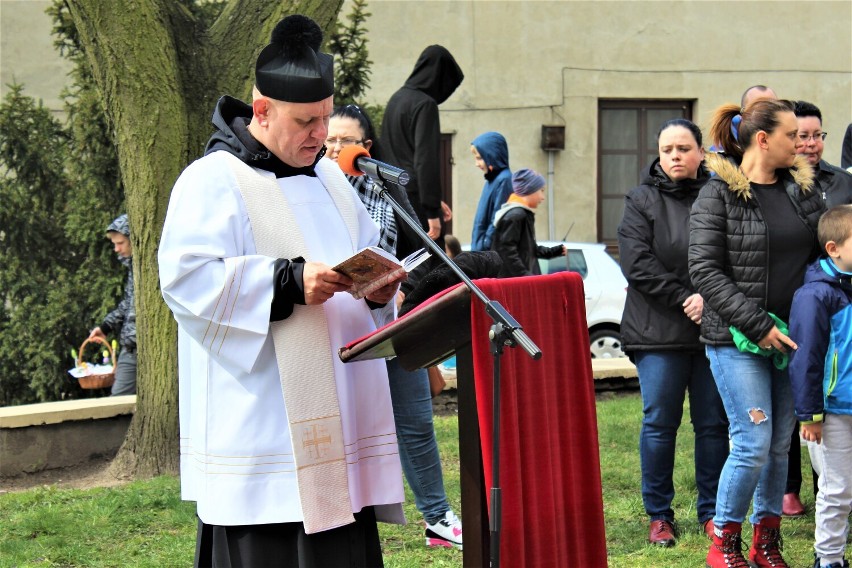 Wielkanoc 2022. Święcenie pokarmów w parafii św. Andrzeja...