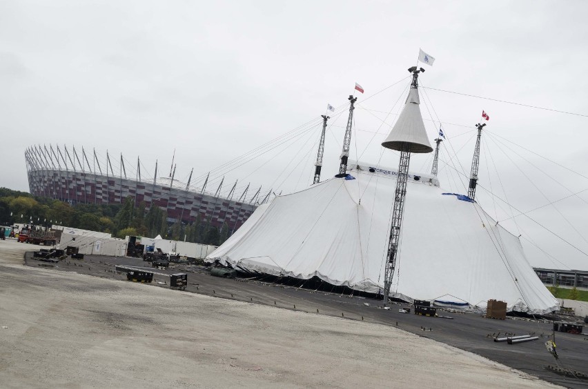 Biały namiot Cirque du Soleil już rozłożony