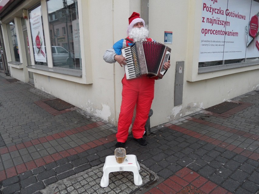 Pan Zbyszek, śląski grajek w przebraniu Św. Mikołaja, grywa na Śląsku kolędy na akordeonie