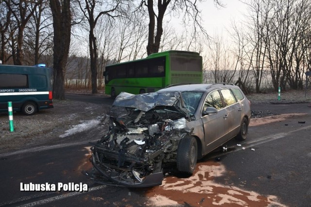 O niebezpiecznym zdarzeniu poinformował nas Czytelnik. Policja potwierdziła, że brał w nim udział autobus szkolny przewożący dzieci w wieku od 6 do 12 lat. 

Do  zdarzenia doszło na drodze krajowej W303 w powiecie świebodzińskim.

Ze wstępnych ustaleń policji wynika, że  kierujący autokarem podczas wyjeżdżania z podporządkowanej drogi nie ustąpił pierwszeństwa przejazdu dla samochodu osobowego marki VW.

O zderzeniu autokaru szkolnego z osobówką informowaliśmy w piątek rano


CZYTAJ DALEJ NA KOLEJNEJ STRONIE>>>

WIDEO: Policjanci rozbili grupę, która napadała na ciężarówki. 10 osób zostało aresztowanych
