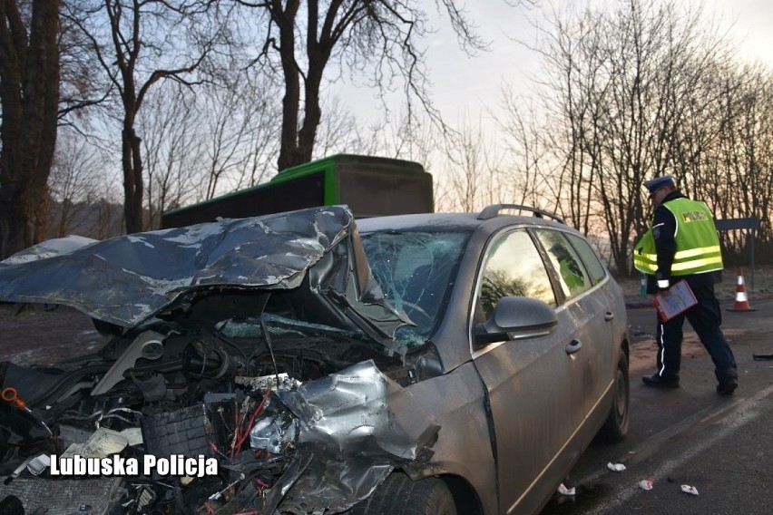 W autobusie szkolnym podróżowało w tym czasie 11 osób...