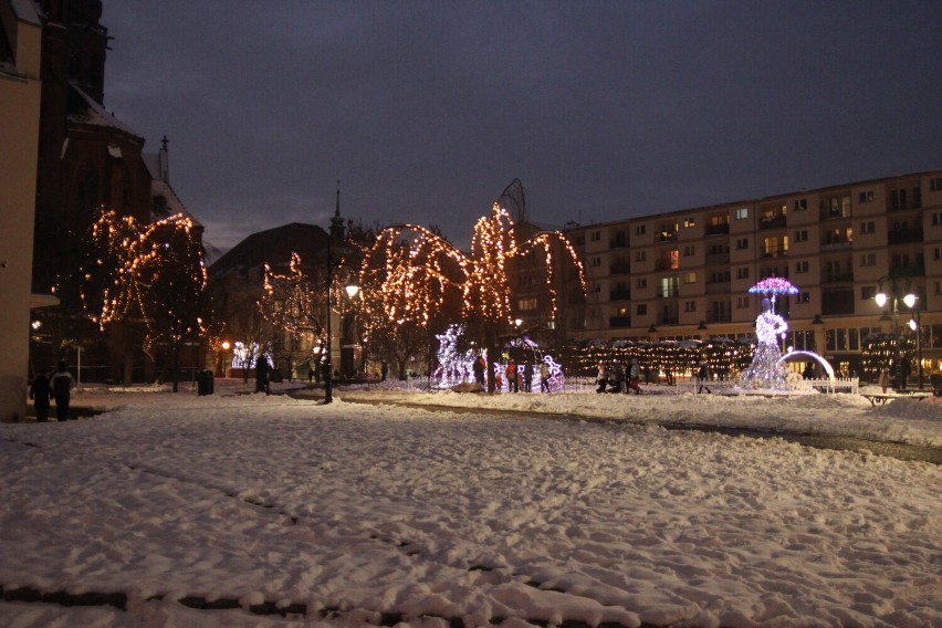Legnica rozświetliła się dziesiątkami świątecznych świetlanych dekoracji