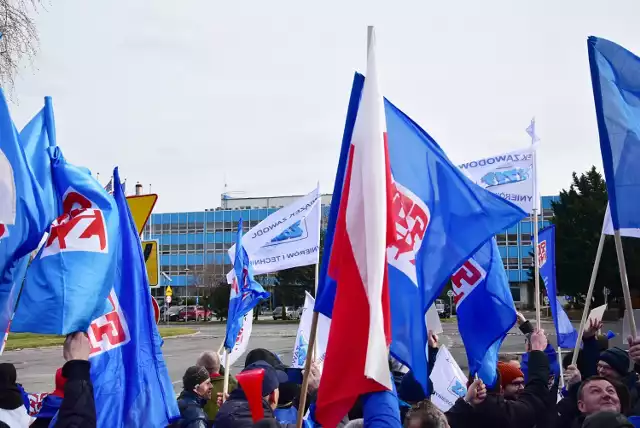 W proteście pod bramą IP Kwidzyn wzięli udział przedstawiciele trzech związków zawodowych działających na terenie zakładu.