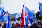 Kwidzyn. Flagi przed zakładem International Paper - pracownicy kontynuują swój protest i domagają się podwyżek płac