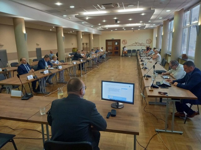 Miejscy radni z Oświęcimia zebrali się na nadzwyczajnej sesji rady w czwartek (21 lipca 2022)