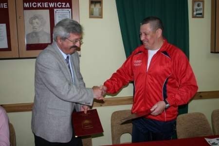 Waldemar Tkaczyk (z lewej) i Andrzej Plata podpisali umowę o współpracy.