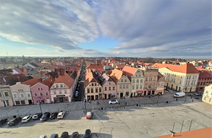 Rawicz. Z tej perspektywy miasto wygląda jeszcze lepiej. Zobacz, jak wygląda Rawicz wieży ratusza? [ZDJĘCIA]