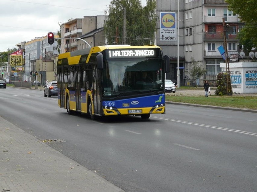 Przystanki na żądanie podczas jazdy nocnym autobusem w Pabianicach 