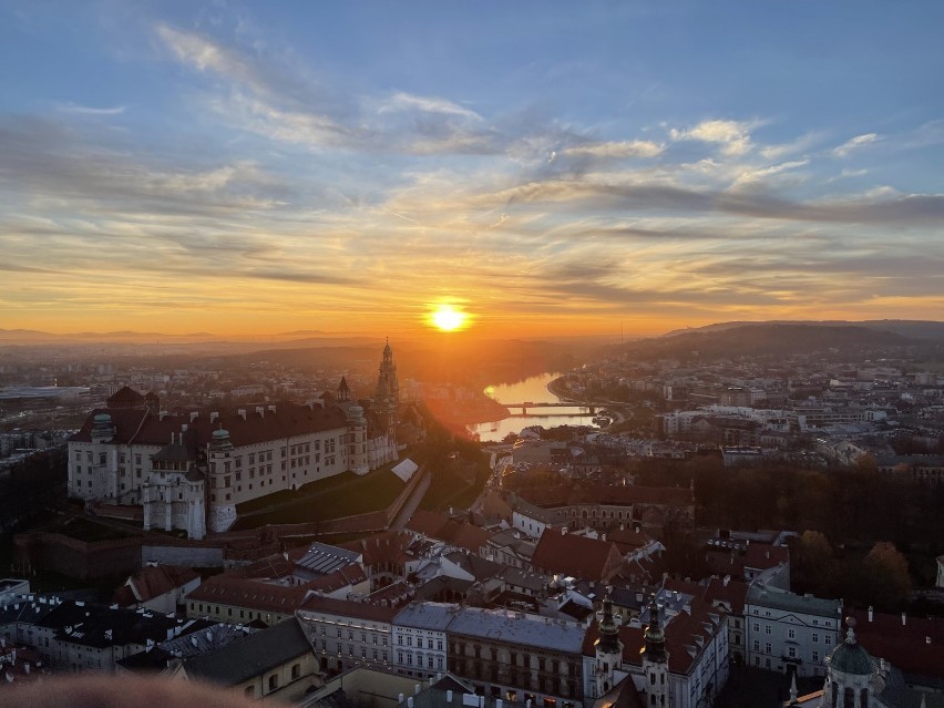 Paralotnią nad Krakowem. Oto miasto z zupełnie innej perspektywy! Niezwykły krajobraz Krakowa widziany oczami paralotniarza [ZDJĘCIA, FILM]