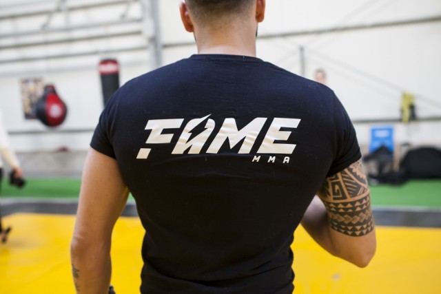 Gala FAME MMA 3 była wyczekiwana przez wielu kibiców oraz fanów dobrej rozrywki. FAME MMA to organizacja, która weszła na polski rynek z zupełnie nową koncepcją.

Walk nie toczą profesjonalni sportowcy, lecz osoby znane ze swojej działalności w internecie oraz mediach. Osoby z milionowymi rzeszami fanów oraz ciekawymi osobowościami dobierane są w pary, które budzą duże zainteresowanie.

Pierwsza gala FAME MMA odbyła się w 2018 roku w Koszalinie. Wtedy sami organizatorzy nie byli pewni, czy nowy produkt się przyjmie. Po drugiej edycji, która odbyła się jesienią w Poznaniu, pewne już było, że Polacy chcą oglądać FAME MMA, a wykupienie przekazu Pay-Per-View z imprezy, nie stanowi dla nich problemu.

Dalsza część artykułu na kolejnej stronie.