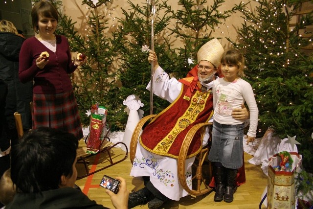 Zdjęcie z prawdziwym Świętym Mikołaje- to był prawdziwy hit. A ks. Radka (czyli Mikołaja) dzieci i dorośli nie odstępowali na krok