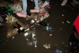 Śmieci po Sylwestrze w Warszawie. Brud i puste butelki na ulicach miasta [ZDJĘCIA]