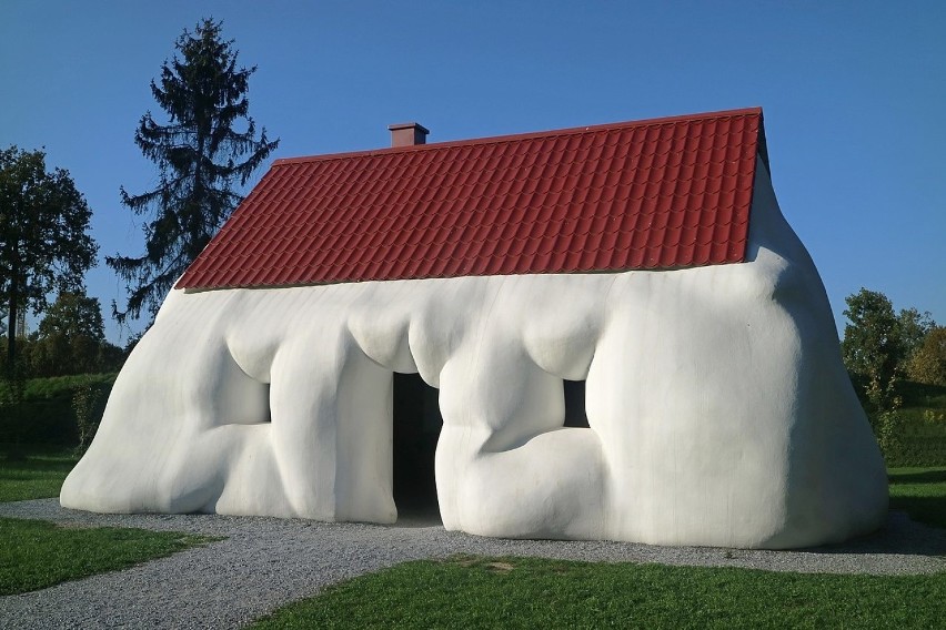 Rzeźba zatytułowana „Gruby dom” powstała w 2003 r. i według...