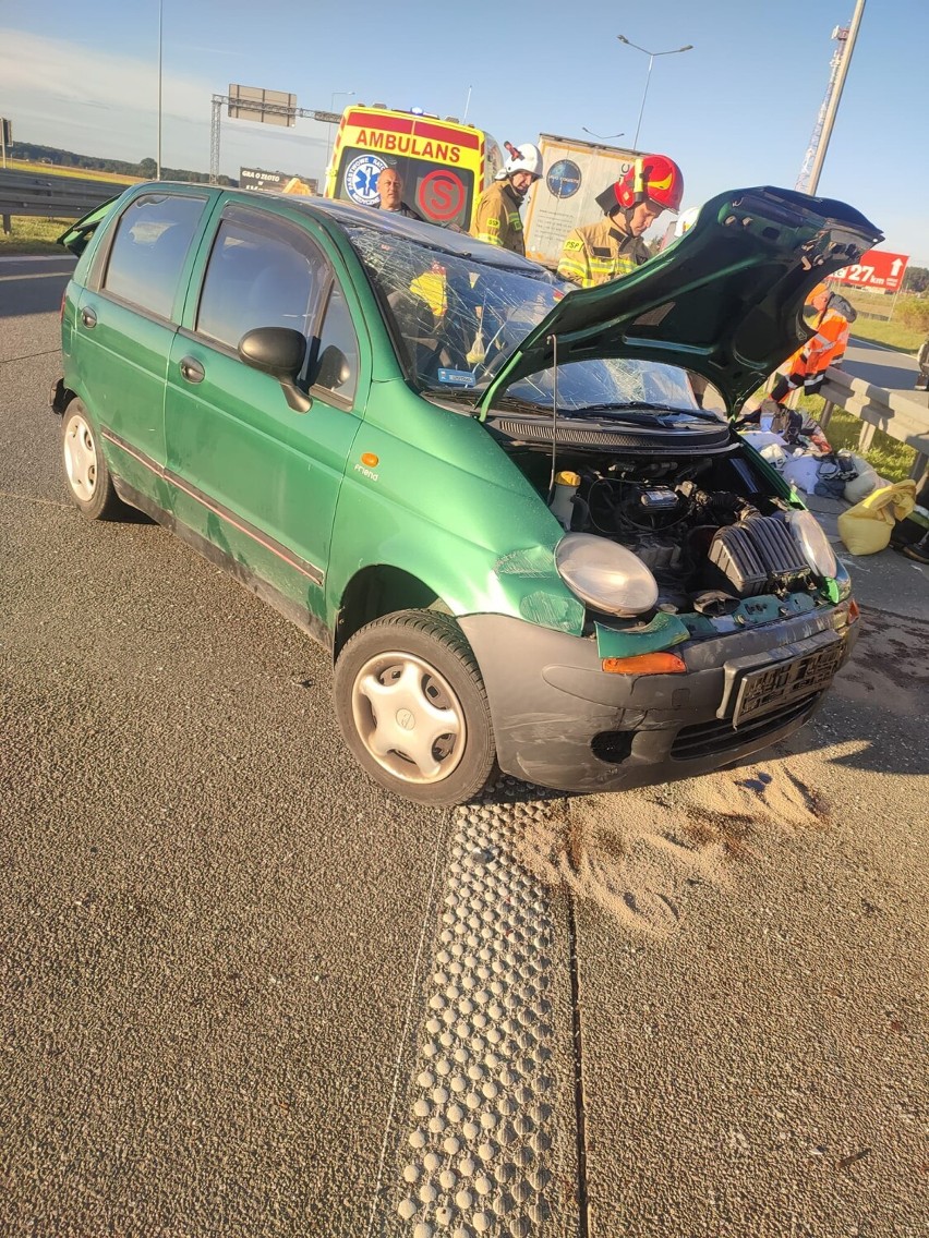 Wypadek na S8 koło Czerniewic. Ciężarówka zderzyła się z matizem [ZDJĘCIA]