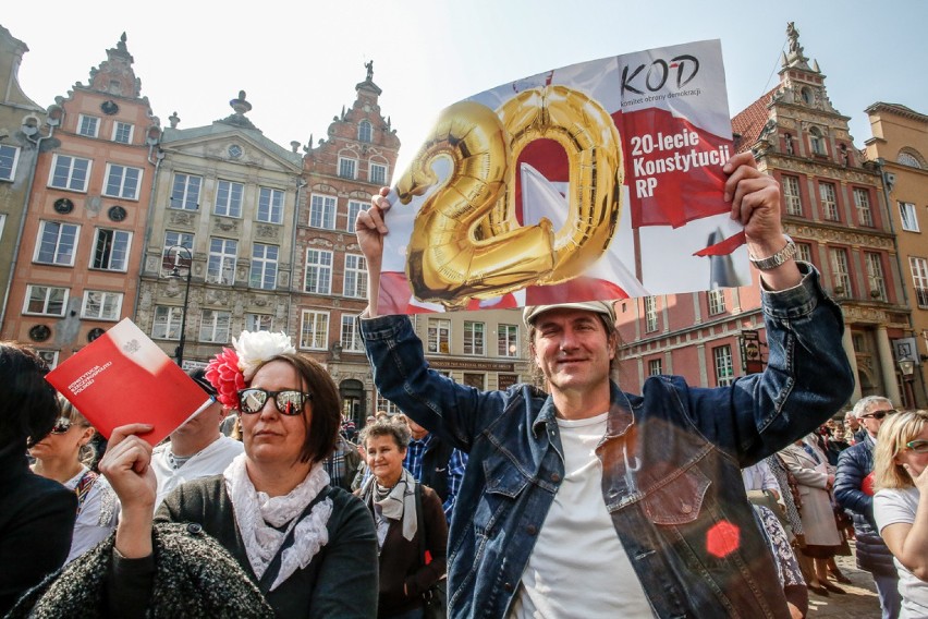 Czytanie Konstytucji RP przed Dworem Artusa. "Obronimy Konstytucję!" [ZDJĘCIA, WIDEO]