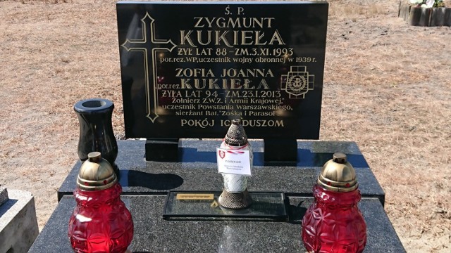 Burmistrz Marcin Piszczek oraz regionalista Marek Godlewski zapalili znicze na grobach powstańców warszawskich.