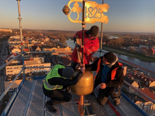 Montaż iglicy na katedrze w Gorzowie odbył się we wtorek 10 grudnia.