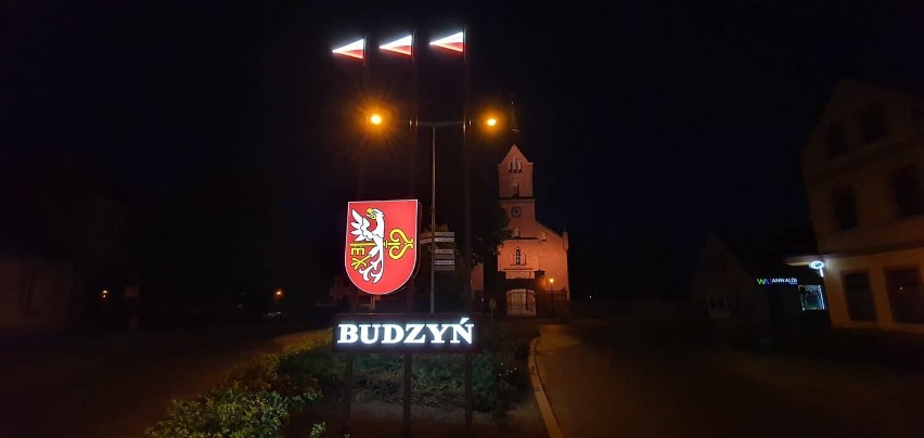 Nowy herb Budzynia już stoi w centralnym miejscu miasta.