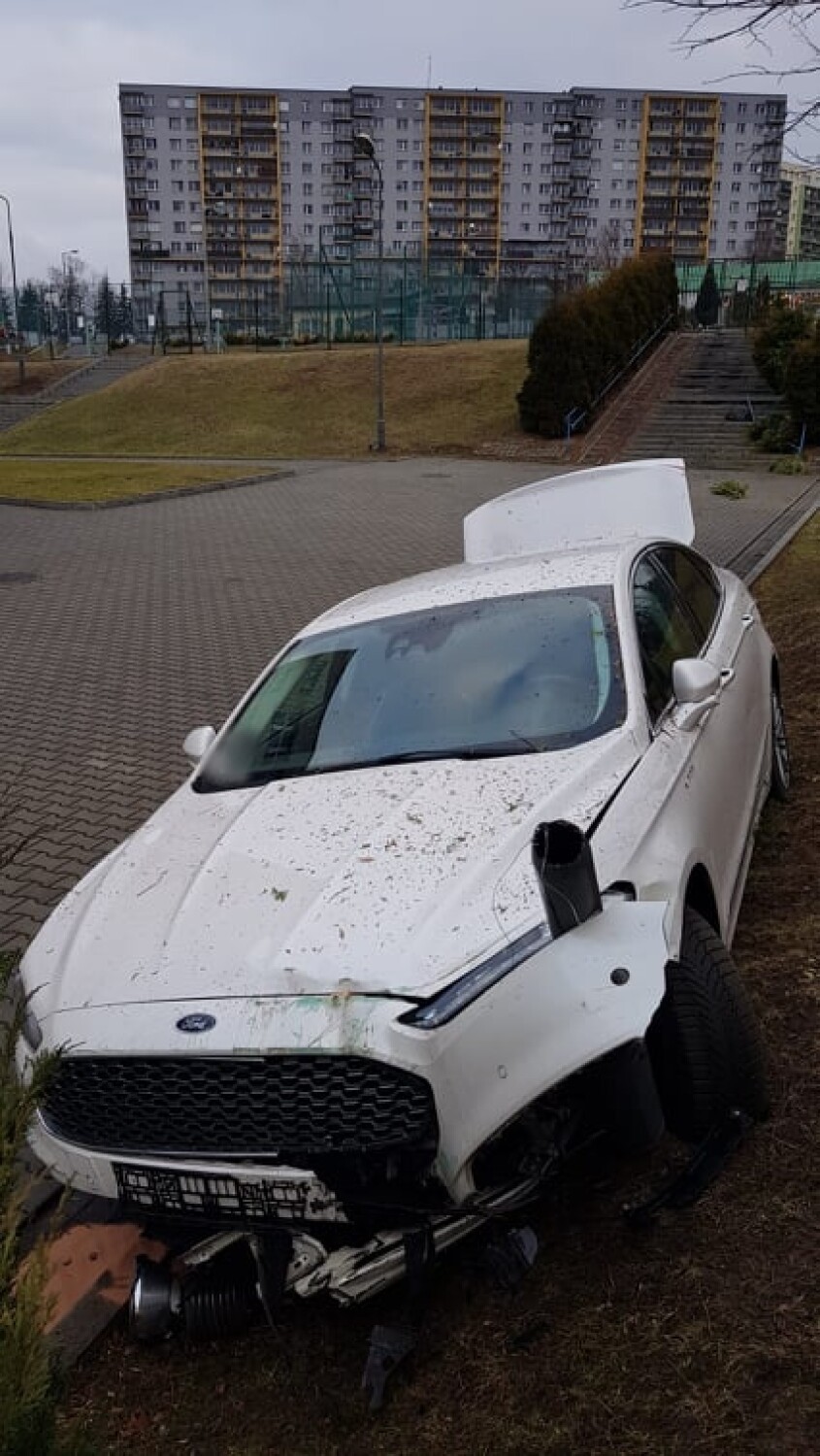 Wypadek na teren Szkoły Podstawowej nr 8 w Tarnowie. Samochód staranował ogrodzenie, zjechał ze skarpy i schodów [ZDJĘCIA]