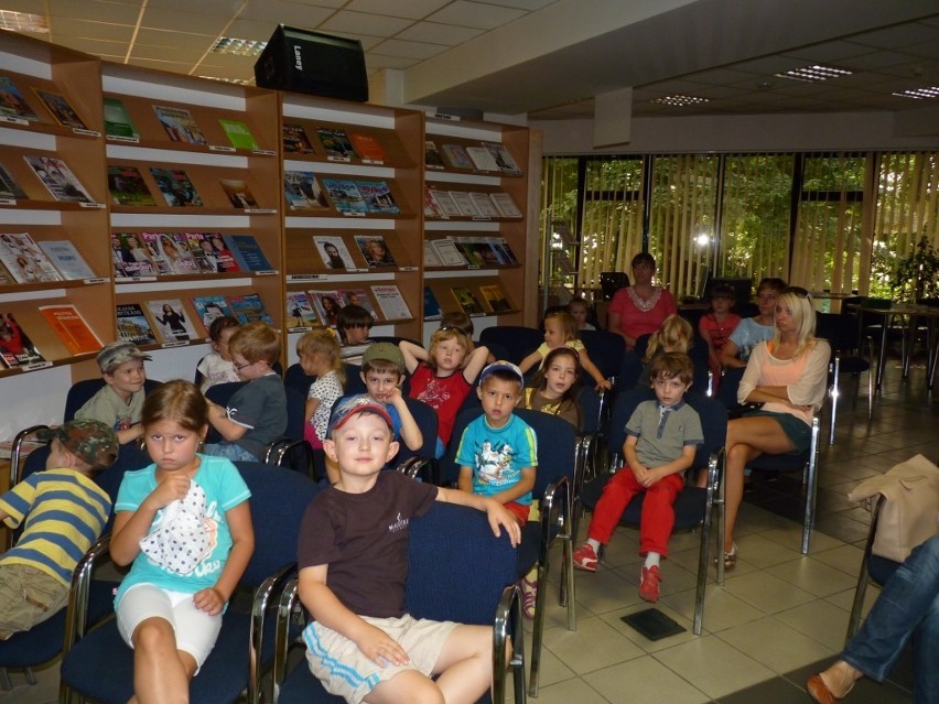 Śpiewające wakacje w bibliotece w Radomsku - spotkanie z Edytą Zarębską oraz Robertem Zarębskim